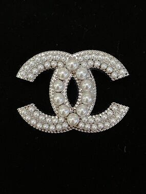 Pearled Interlocking CC Brooch - White & Silver